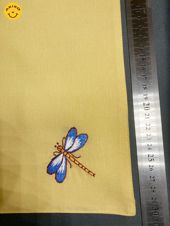 リネン手刺繍ハンカチ「トンボ」30cm×30cm「黄色」 4枚目の画像