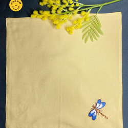 リネン手刺繍ハンカチ「トンボ」30cm×30cm「黄色」 6枚目の画像