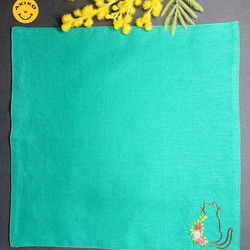 リネン手刺繍ハンカチ「猫」30cm×30cm「緑」 2枚目の画像