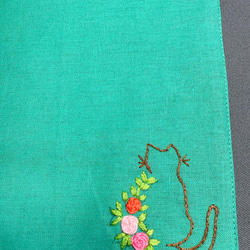 リネン手刺繍ハンカチ「猫」30cm×30cm「緑」 6枚目の画像