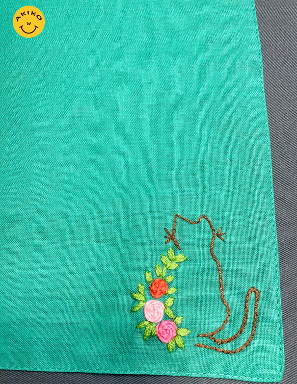 リネン手刺繍ハンカチ「猫」30cm×30cm「緑」 6枚目の画像