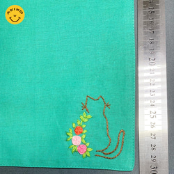 リネン手刺繍ハンカチ「猫」30cm×30cm「緑」 3枚目の画像