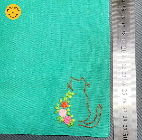 リネン手刺繍ハンカチ「猫」30cm×30cm「緑」 3枚目の画像