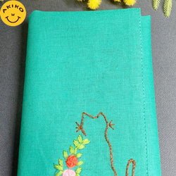 リネン手刺繍ハンカチ「猫」30cm×30cm「緑」 1枚目の画像