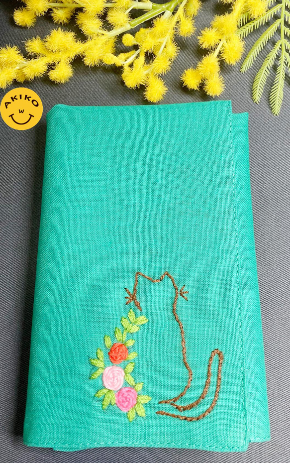 リネン手刺繍ハンカチ「猫」30cm×30cm「緑」 1枚目の画像