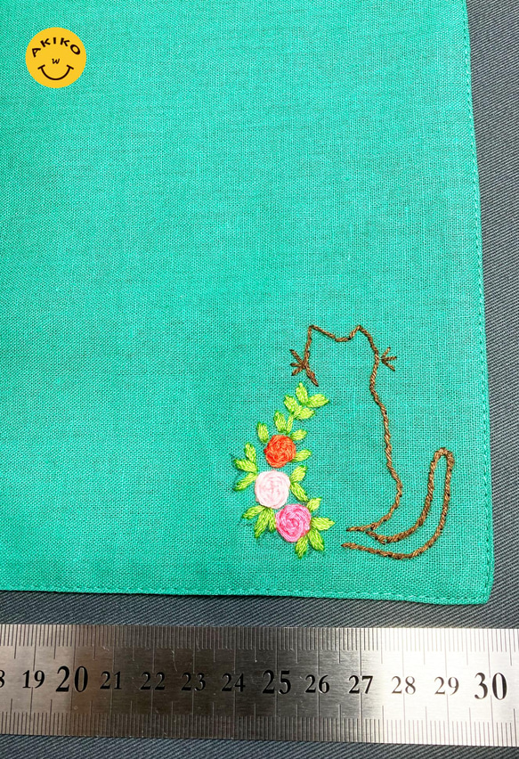 リネン手刺繍ハンカチ「猫」30cm×30cm「緑」 5枚目の画像