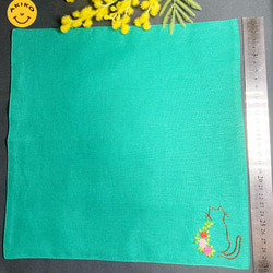 リネン手刺繍ハンカチ「猫」30cm×30cm「緑」 4枚目の画像