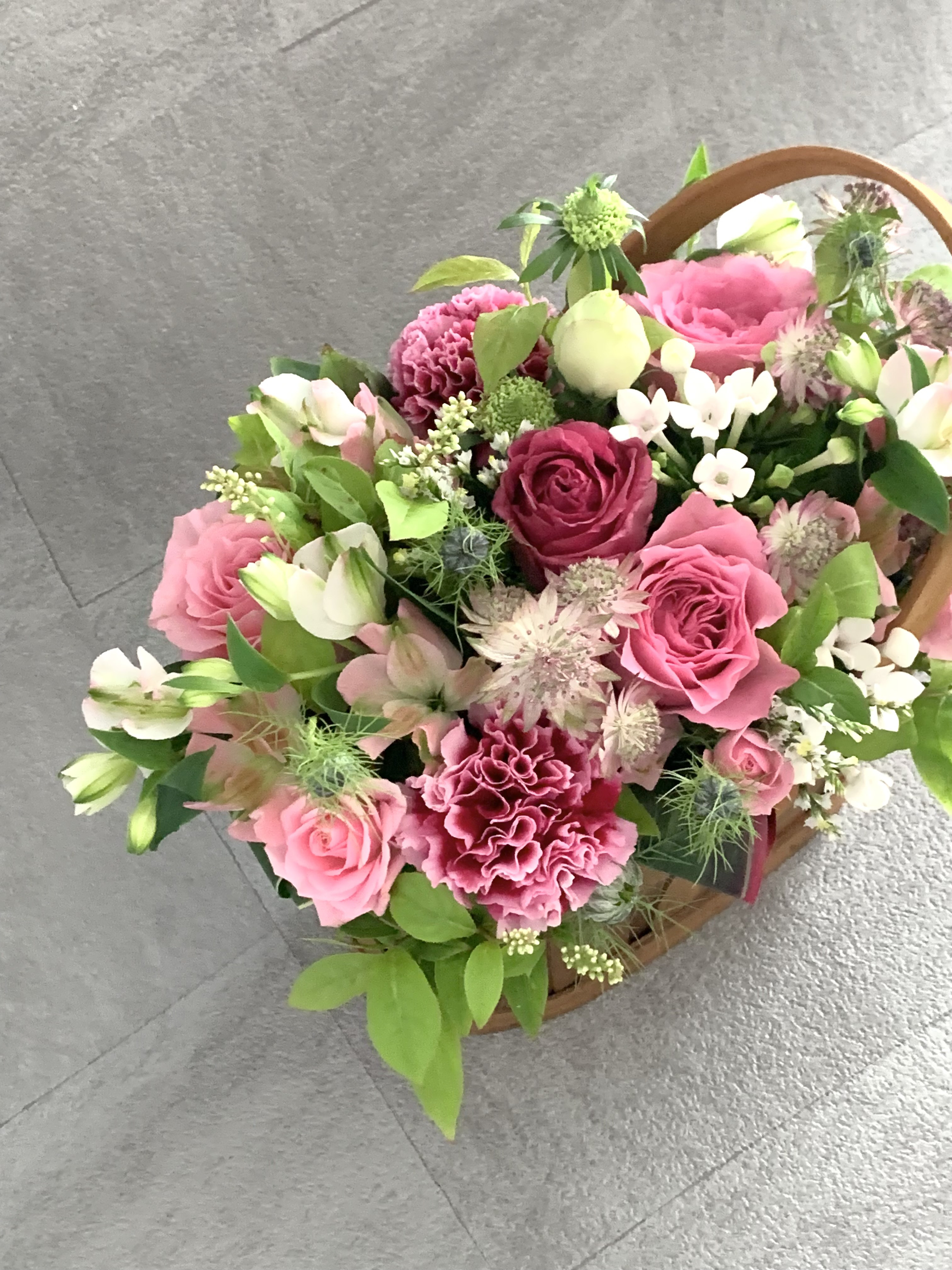 言葉にしなくても気持ち伝わる！カーネーションのフラワーアレンジメント 《生花》　フラワーギフト　お手入れ簡単　花