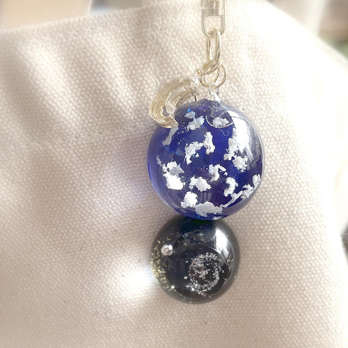 【らん様】1496.天然石　琉球ガラス　彼岸花　じゃれ猫　レジン　チャーム　黒 月 ハンドメイド・手芸 【らん様】1496.天然石 琉球ガラス 彼岸花