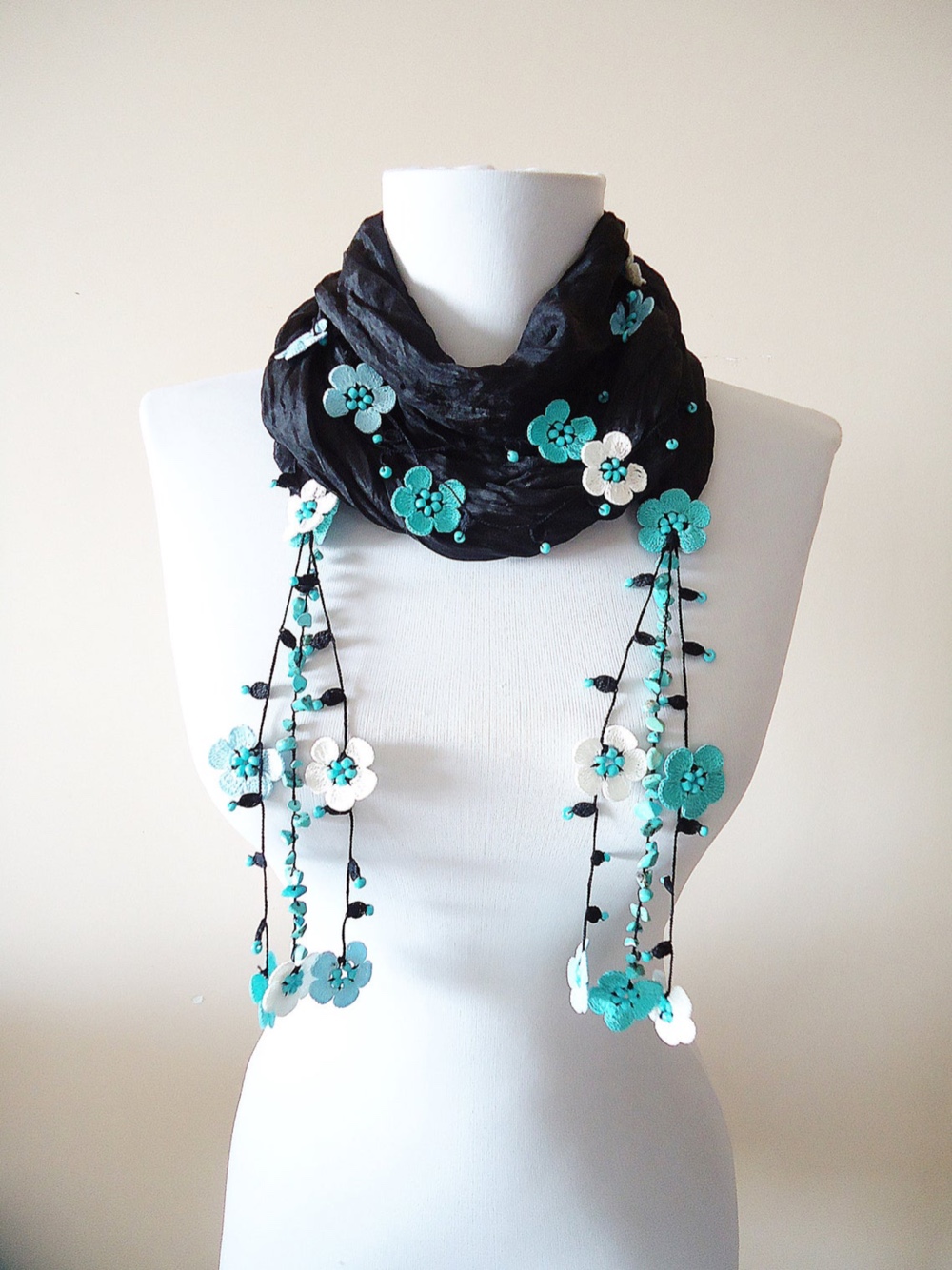 刺繍のお花つき　シルクスカーフのロングラリエット　ブラック＆ターコイズ