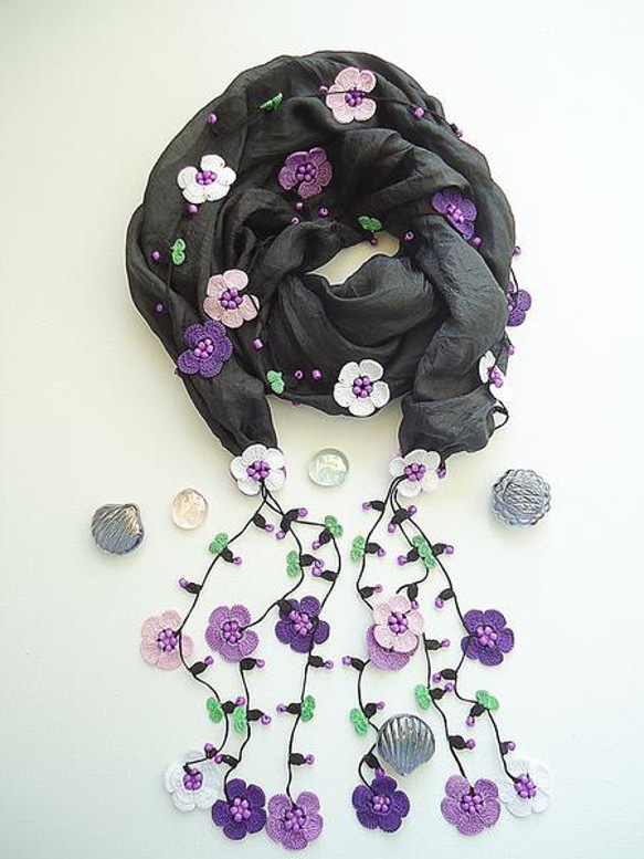 黑色和紫色長款套索繡花真絲圍巾 第1張的照片