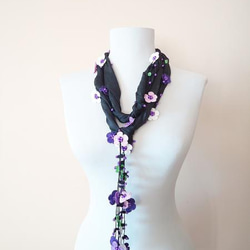 刺繍のお花つき　シルクスカーフのロングラリエット　ブラック＆パープル 4枚目の画像