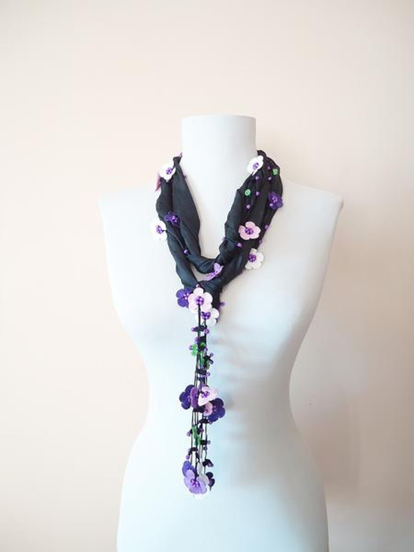 黑色和紫色長款套索繡花真絲圍巾 第4張的照片