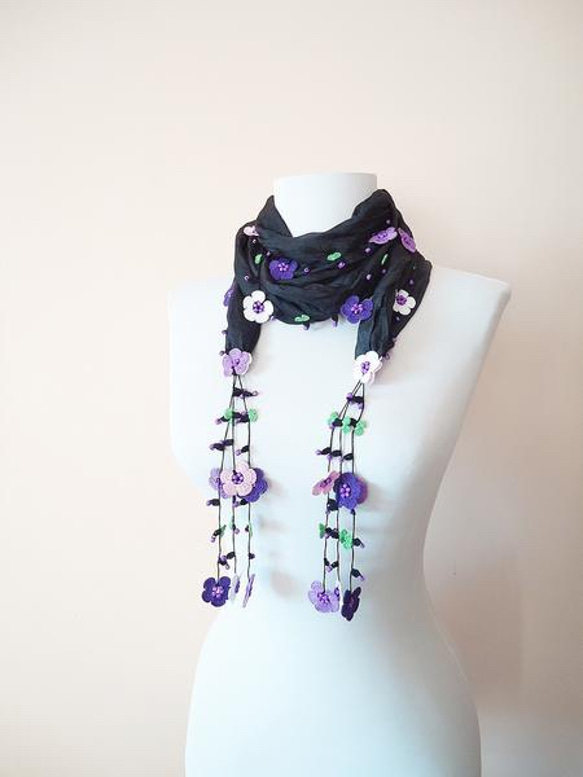 黑色和紫色長款套索繡花真絲圍巾 第2張的照片