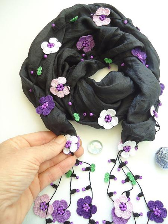 黑色和紫色長款套索繡花真絲圍巾 第3張的照片