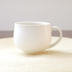 白マット釉のほっこり丸いマグカップ ＊ １ 3枚目の画像