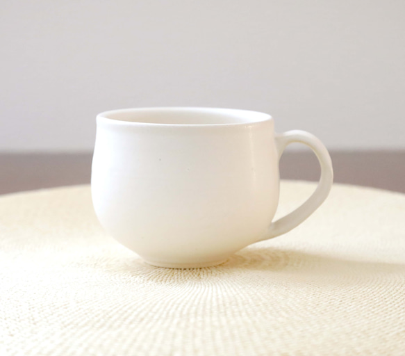 白マット釉のほっこり丸いマグカップ ＊ １ 3枚目の画像