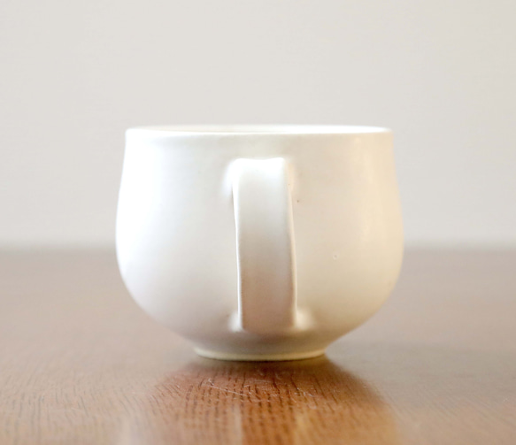 白マット釉のほっこり丸いマグカップ ＊ １ 9枚目の画像