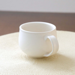 白マット釉のほっこり丸いマグカップ ＊ １ 6枚目の画像