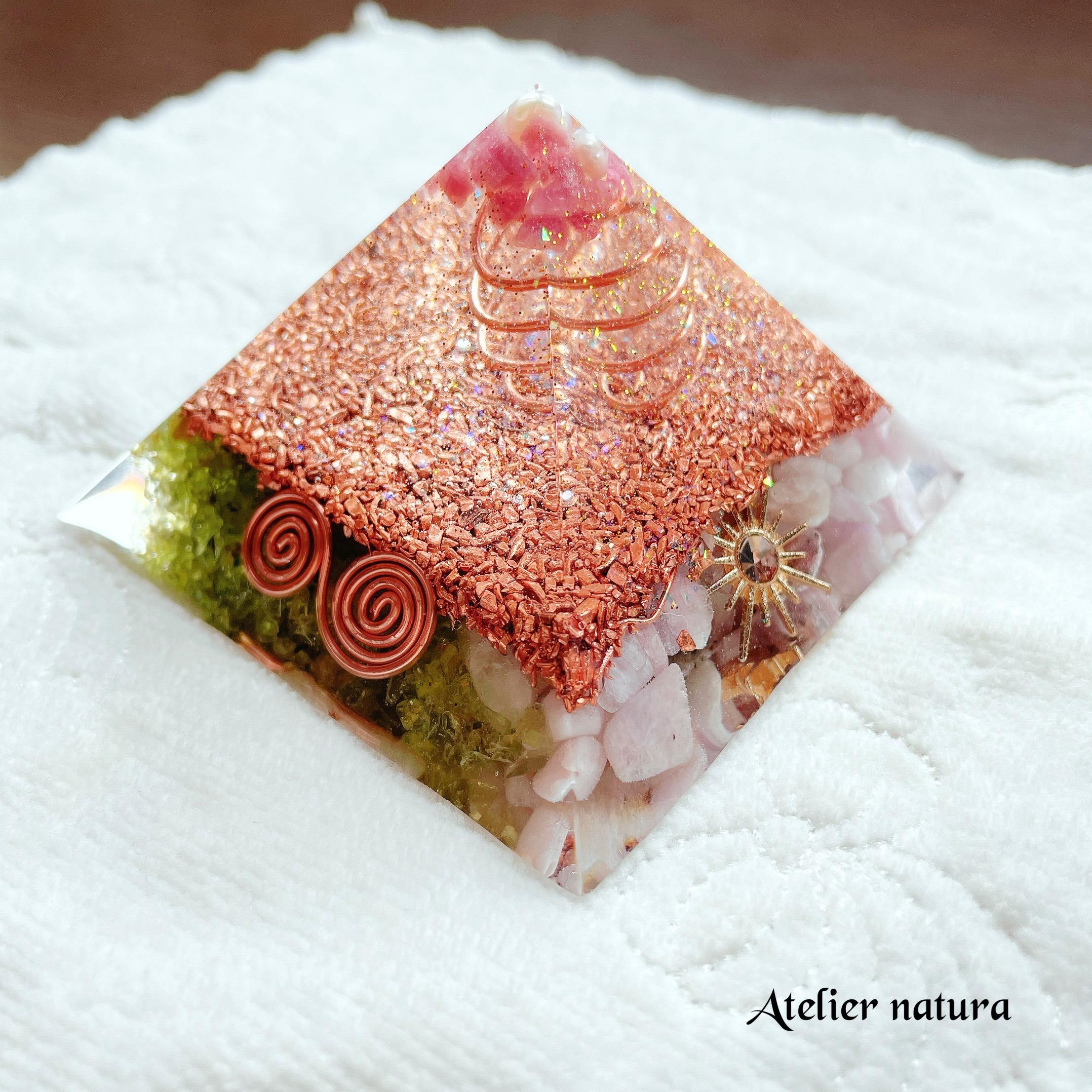 【太陽と月の黄金比ピラミッドオルゴナイト】クンツァイト＆ペリドット＆ピンクトルマリン