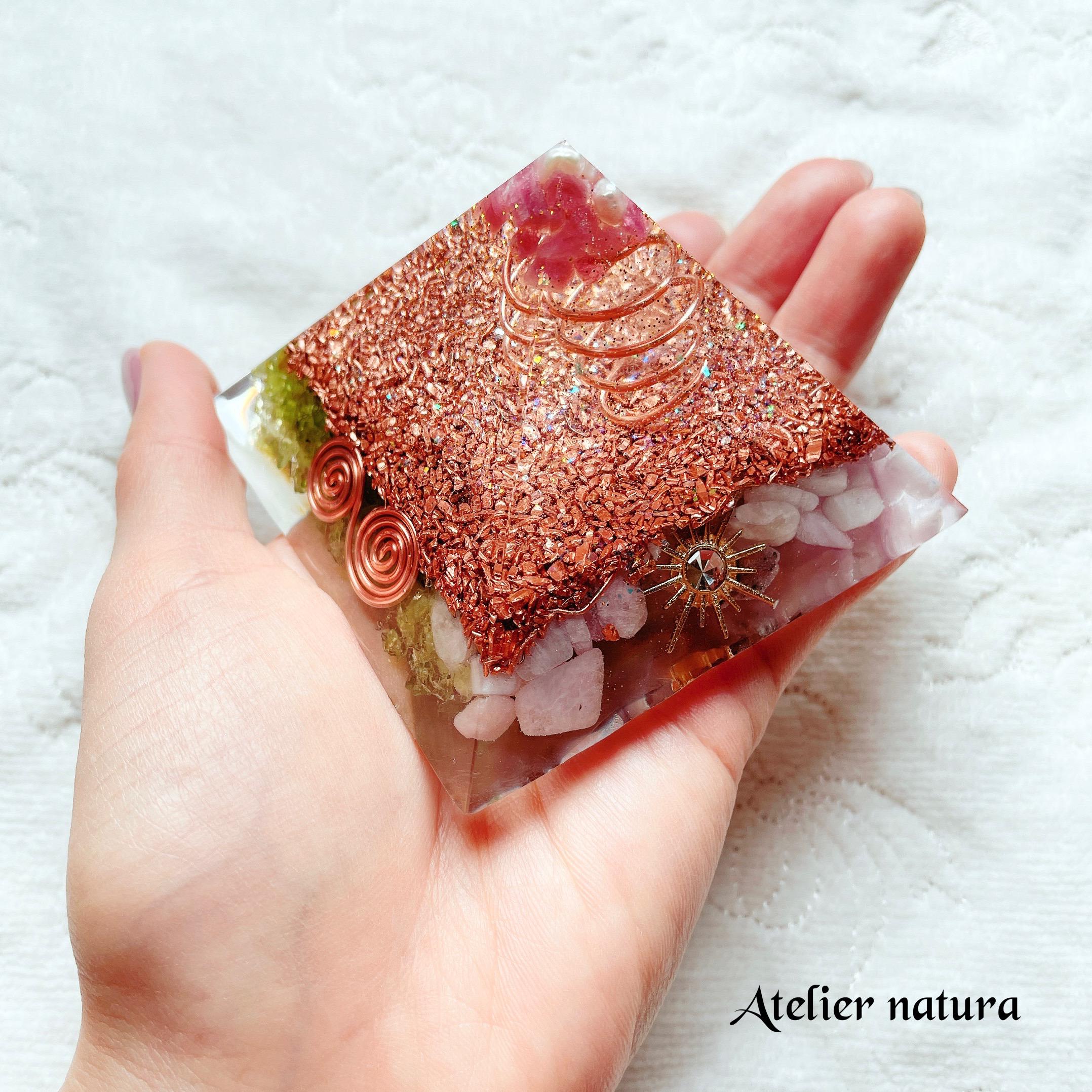 【太陽と月の黄金比ピラミッドオルゴナイト】クンツァイト＆ペリドット＆ピンクトルマリン