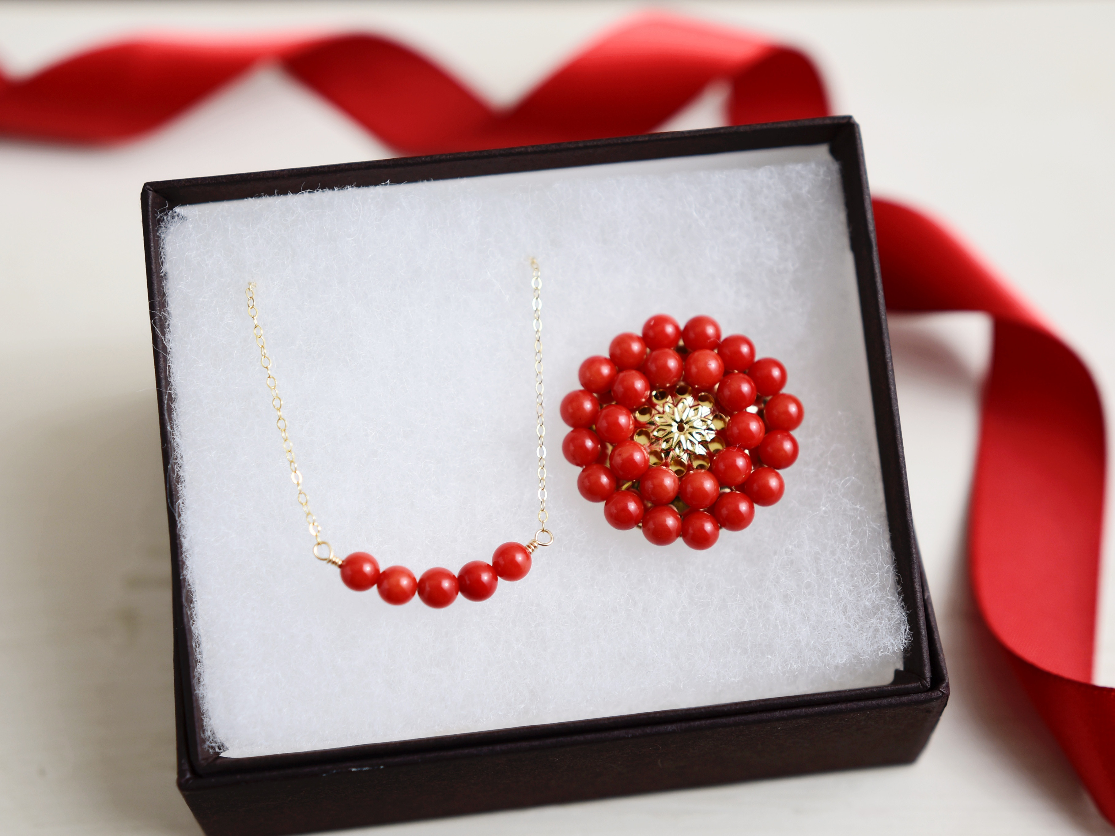 ギフトに大人気【ブローチ・大 と 14kgf ネックレス セット】 赤珊瑚 ／赤 還暦祝いなどプレゼントに