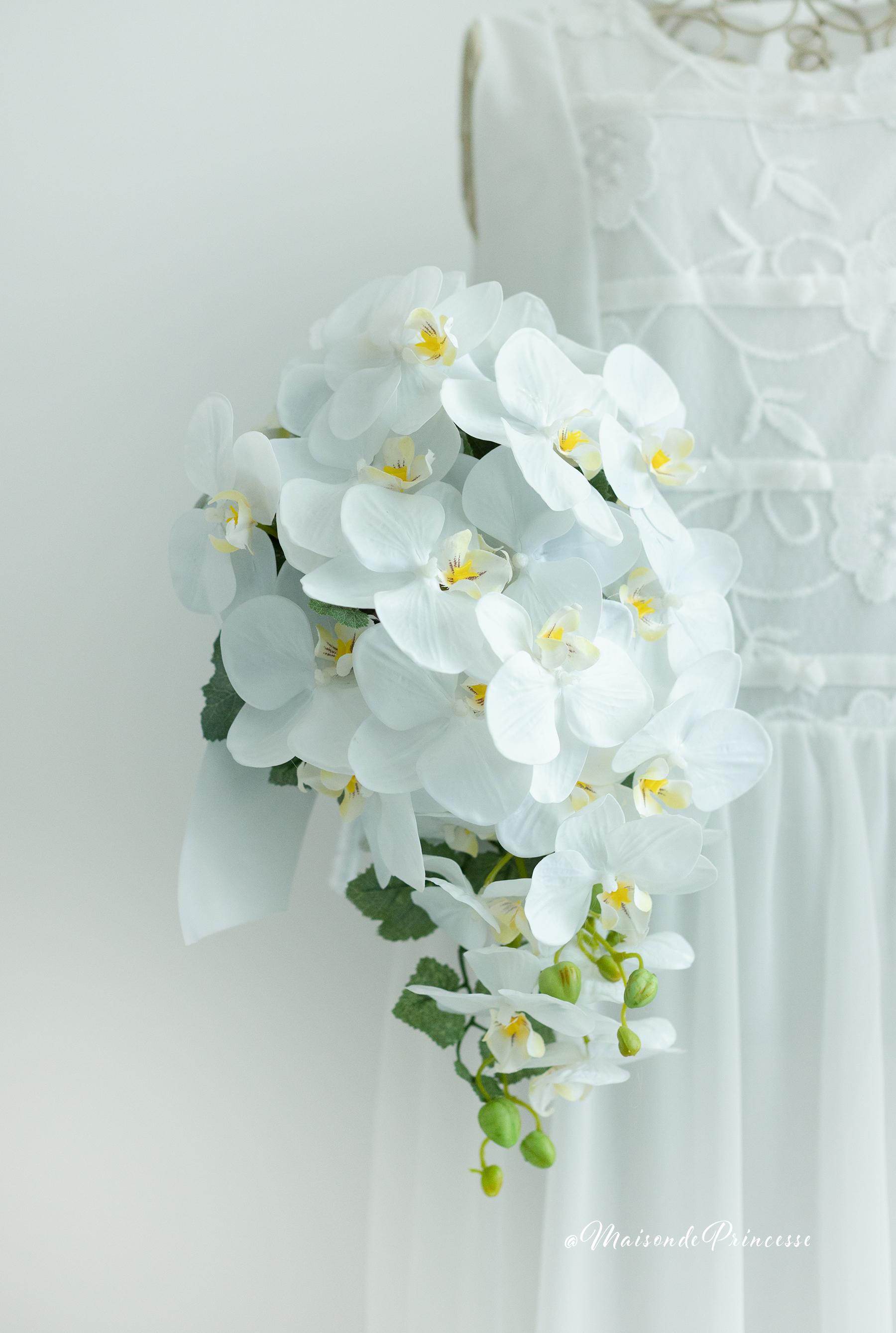 特別コラボアイテム」 ［ブートニア付き］胡蝶蘭のキャスケードブーケ