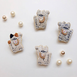 招き猫の刺繍ブローチ（左手） 3枚目の画像
