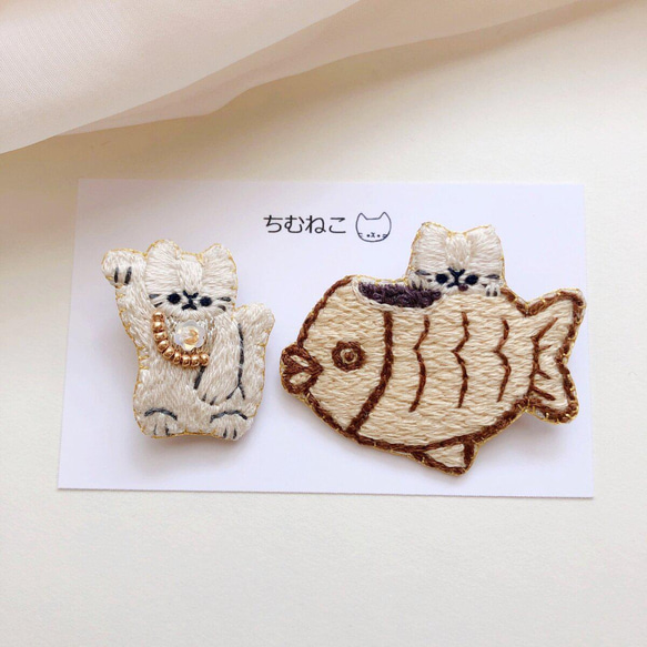 たい焼きを食べる猫と招き猫(右手)の刺繍ブローチセット 2枚目の画像