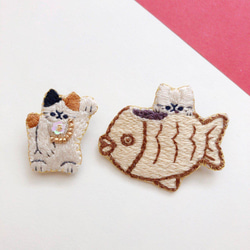 たい焼きを食べる猫と招き猫(左手)の刺繍ブローチセット 1枚目の画像