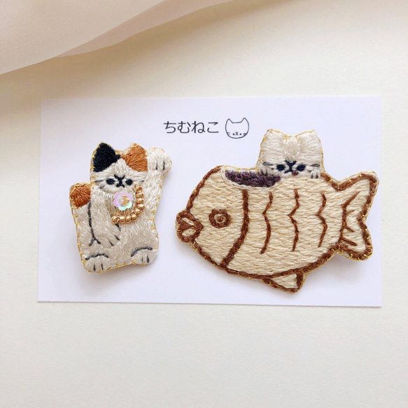 吃鯛魚燒的貓咪和招財貓刺繡胸針套裝（左手） 第2張的照片