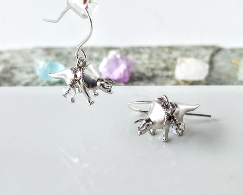 HMイヤリングシルバー恐竜トリケラトプス?