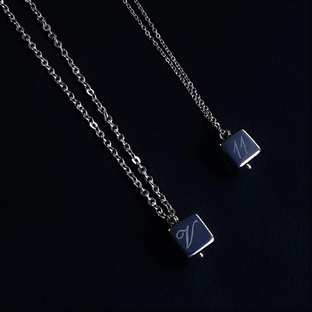 【お好きなアルファベット・数字を彫れるキューブテラヘルツのペンダントトップ】ペアネックレス♪ステンレスチェーン付 ギフト