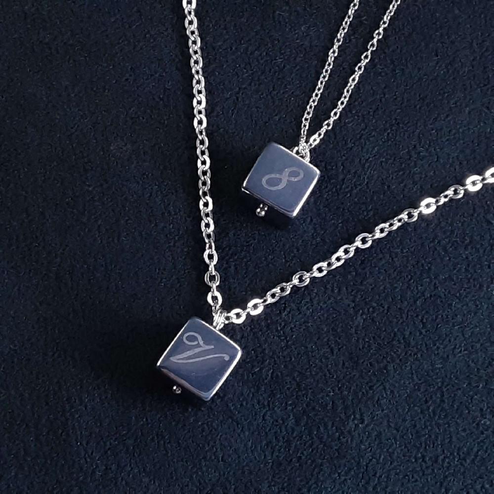 【お好きなアルファベット・数字を彫れるキューブテラヘルツのペンダントトップ】ペアネックレス♪ステンレスチェーン付 ギフト