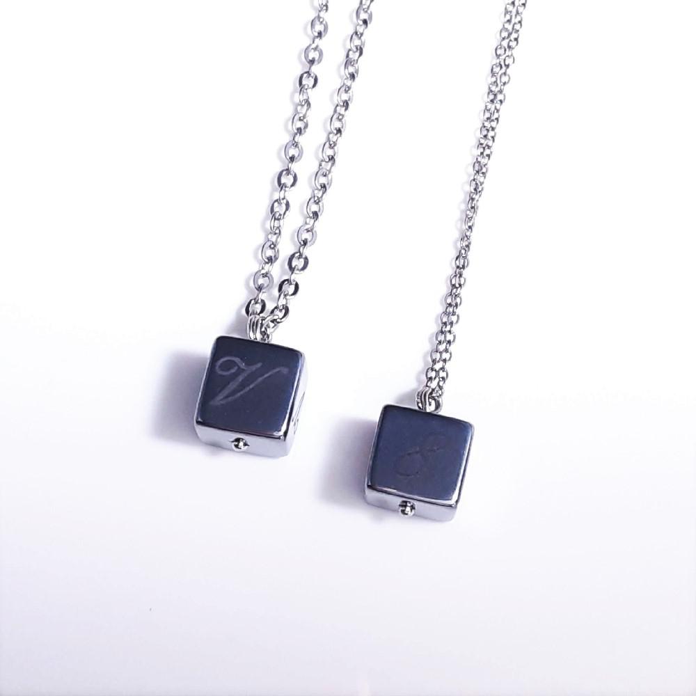 【お好きなアルファベット・数字を彫れるキューブテラヘルツのペンダントトップ】ペアネックレス♪ステンレスチェーン付 ギフト