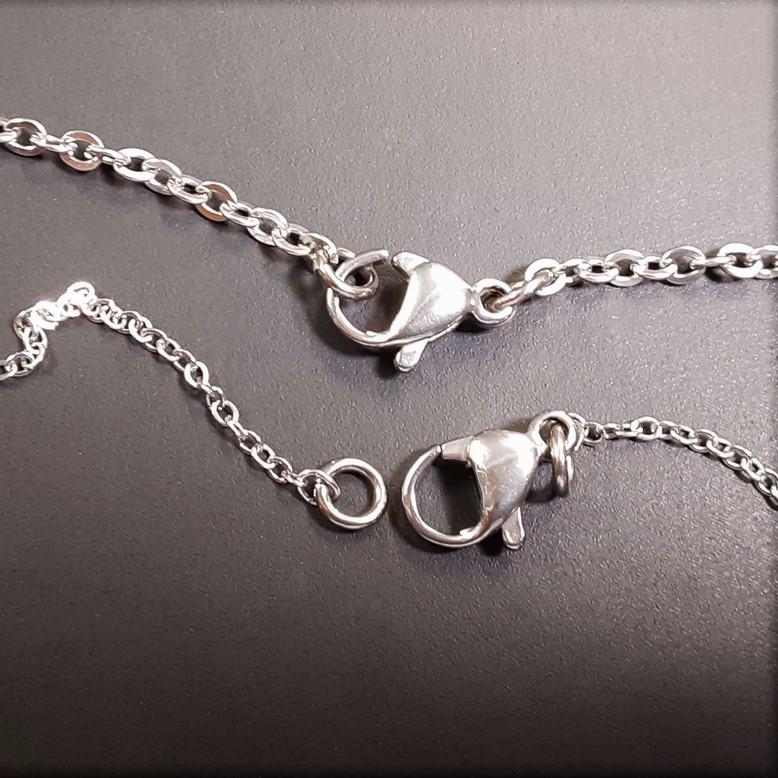 【お好きなアルファベット・数字を彫れるキューブテラヘルツのペンダントトップ】ペアネックレス♪ステンレスチェーン付 ギフト