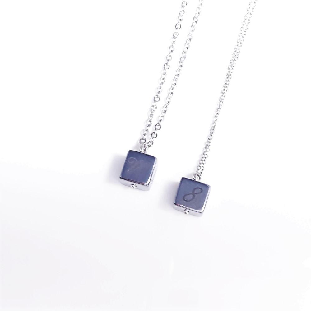【お好きなアルファベット・数字を彫れるキューブテラヘルツのペンダントトップ】ペアネックレス♪ステンレスチェーン付 ギフト