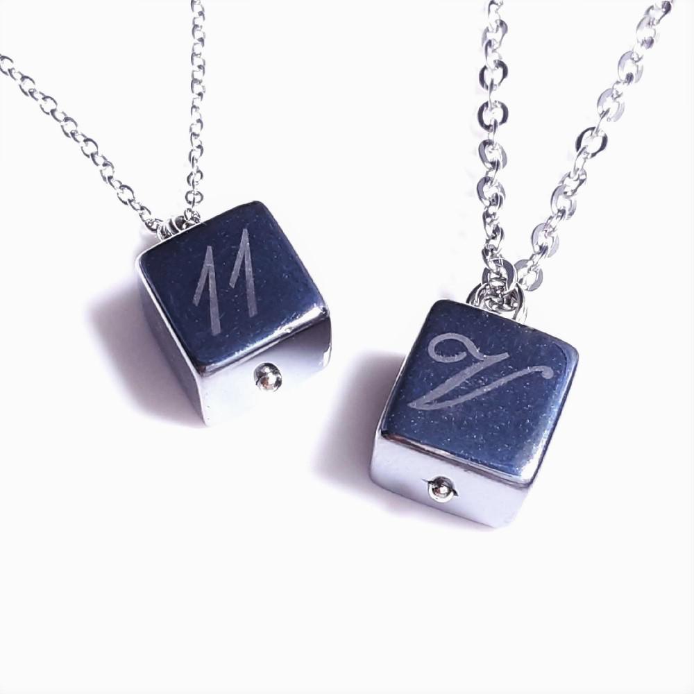 【お好きなアルファベット・数字を彫れるキューブテラヘルツのペンダントトップ】ペアネックレス♪ステンレスチェーン付 ギフト