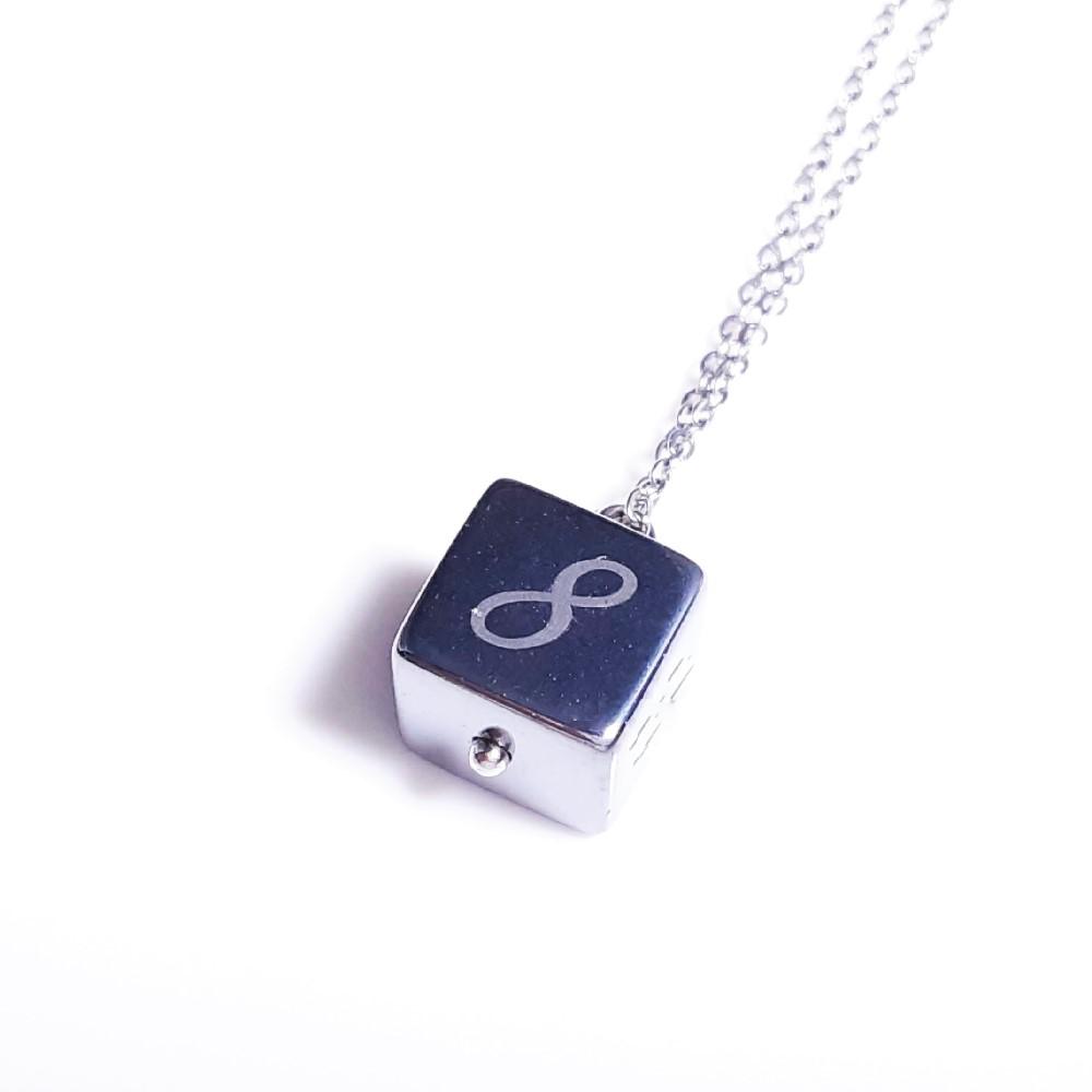 【お好きなアルファベット・数字を彫れるキューブテラヘルツのペンダントトップ】ペアネックレス♪ステンレスチェーン付 ギフト