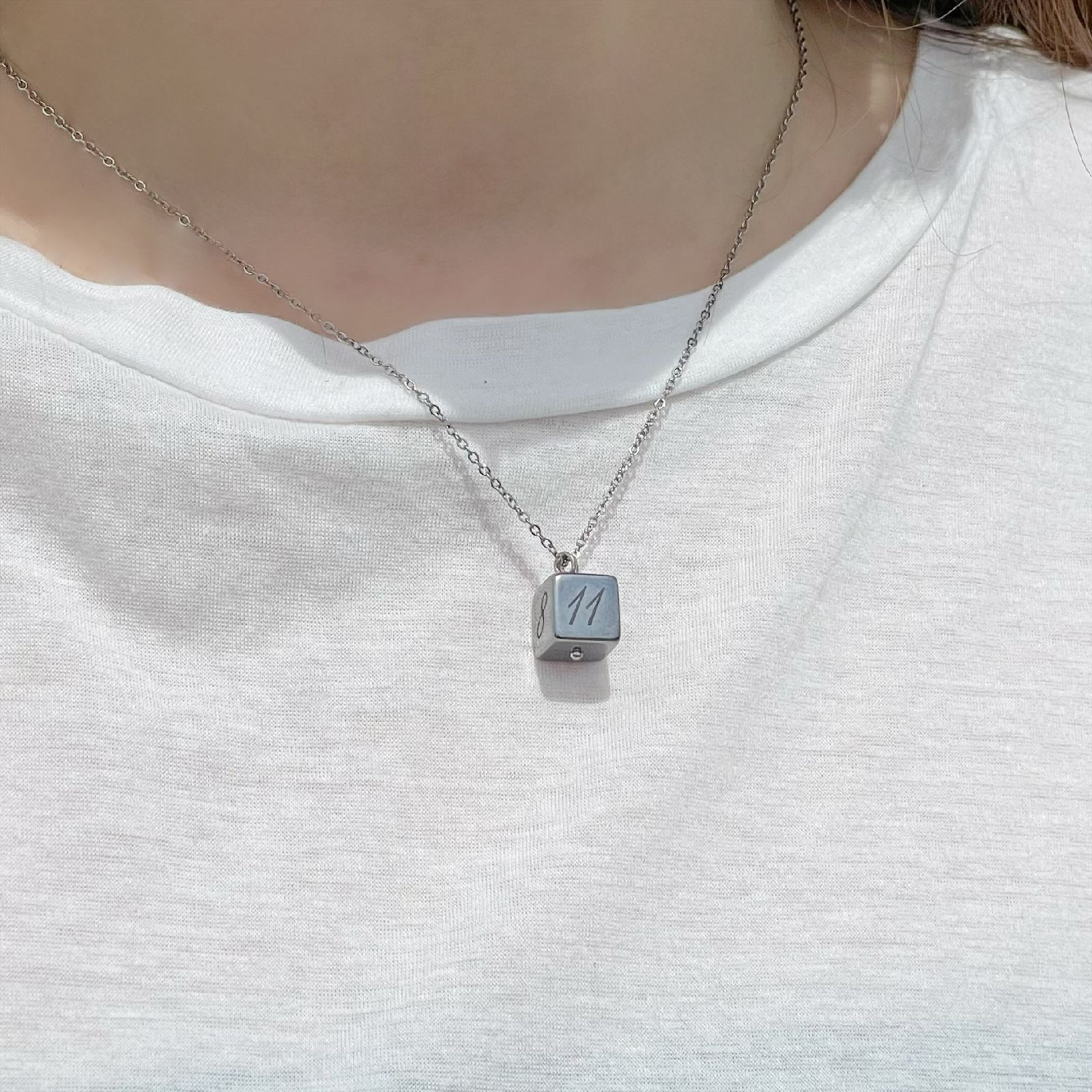 【お好きなアルファベット・数字を彫れるキューブテラヘルツのペンダントトップ】ペアネックレス♪ステンレスチェーン付 ギフト