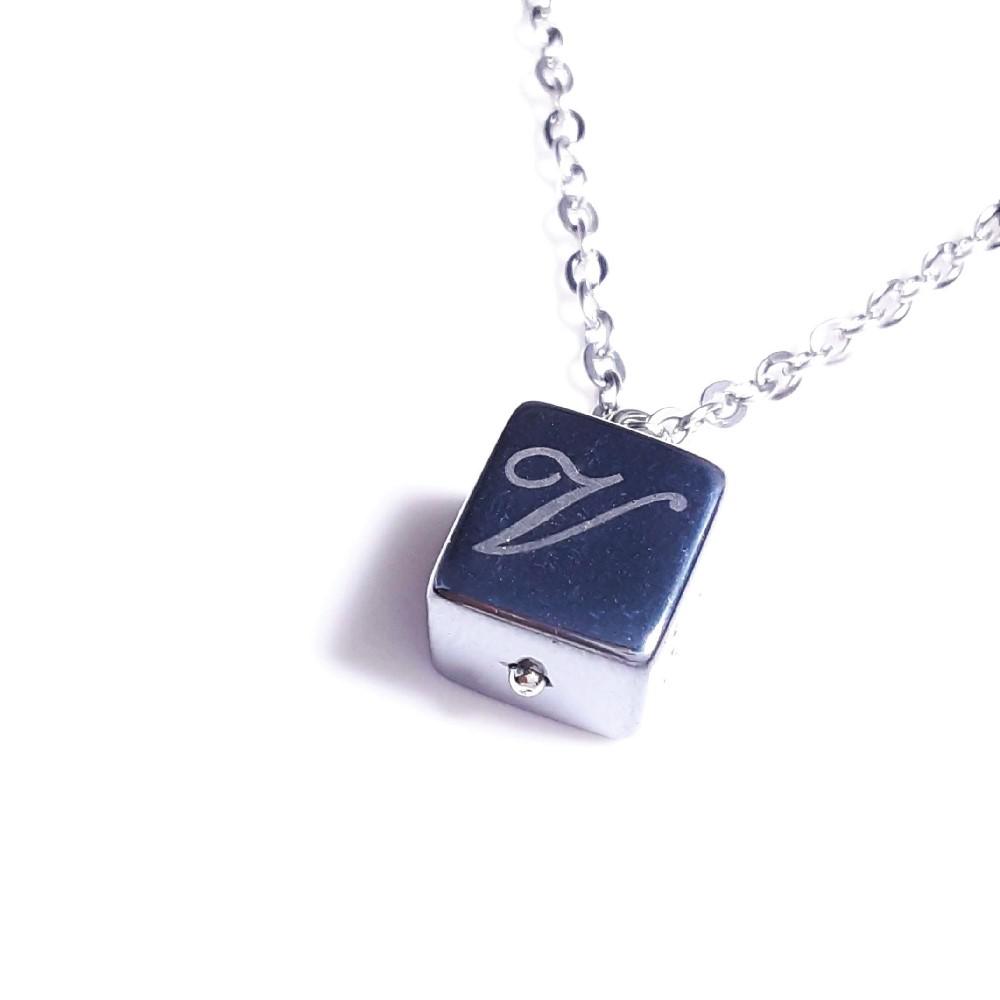 【お好きなアルファベット・数字を彫れるキューブテラヘルツのペンダントトップ】ペアネックレス♪ステンレスチェーン付 ギフト