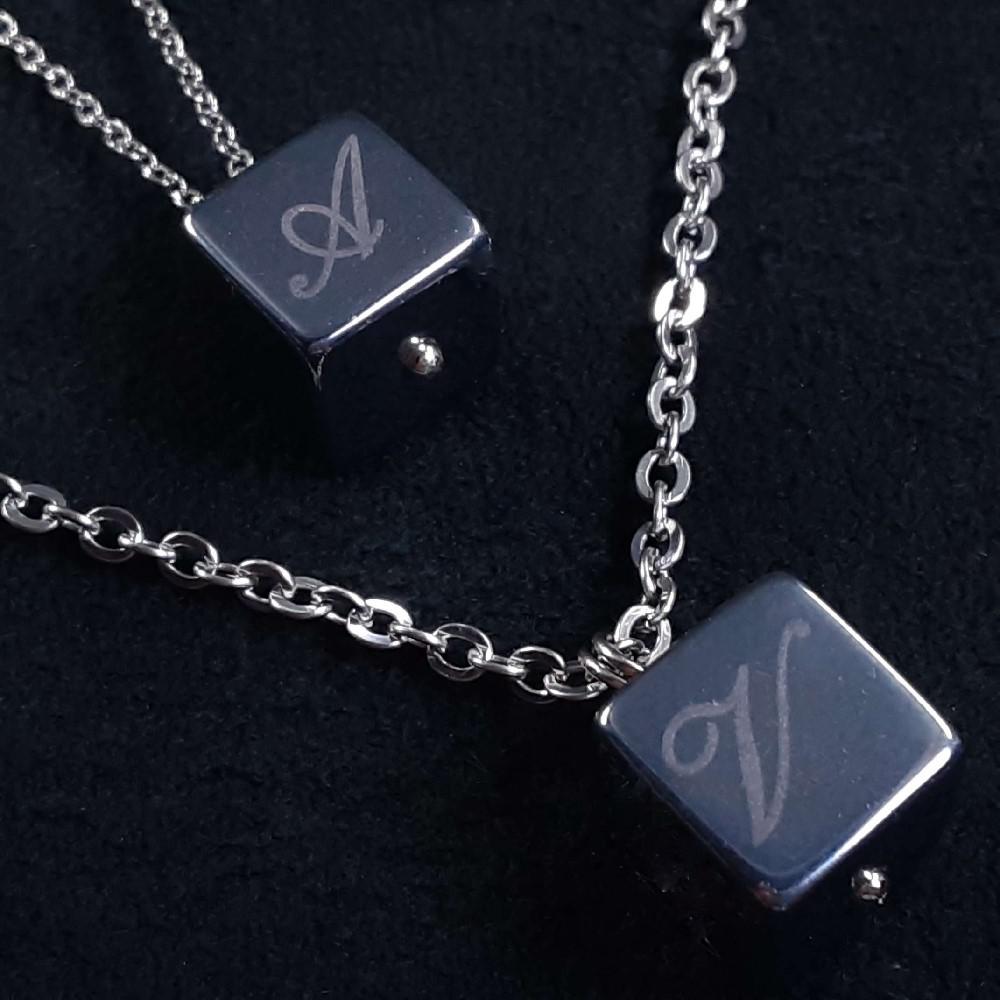 【お好きなアルファベット・数字を彫れるキューブテラヘルツのペンダントトップ】ペアネックレス♪ステンレスチェーン付 ギフト