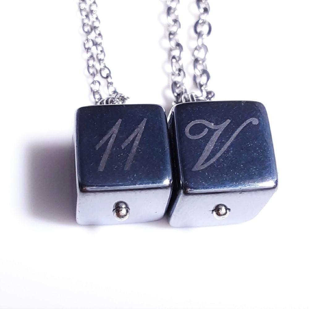 【お好きなアルファベット・数字を彫れるキューブテラヘルツのペンダントトップ】ペアネックレス♪ステンレスチェーン付 ギフト