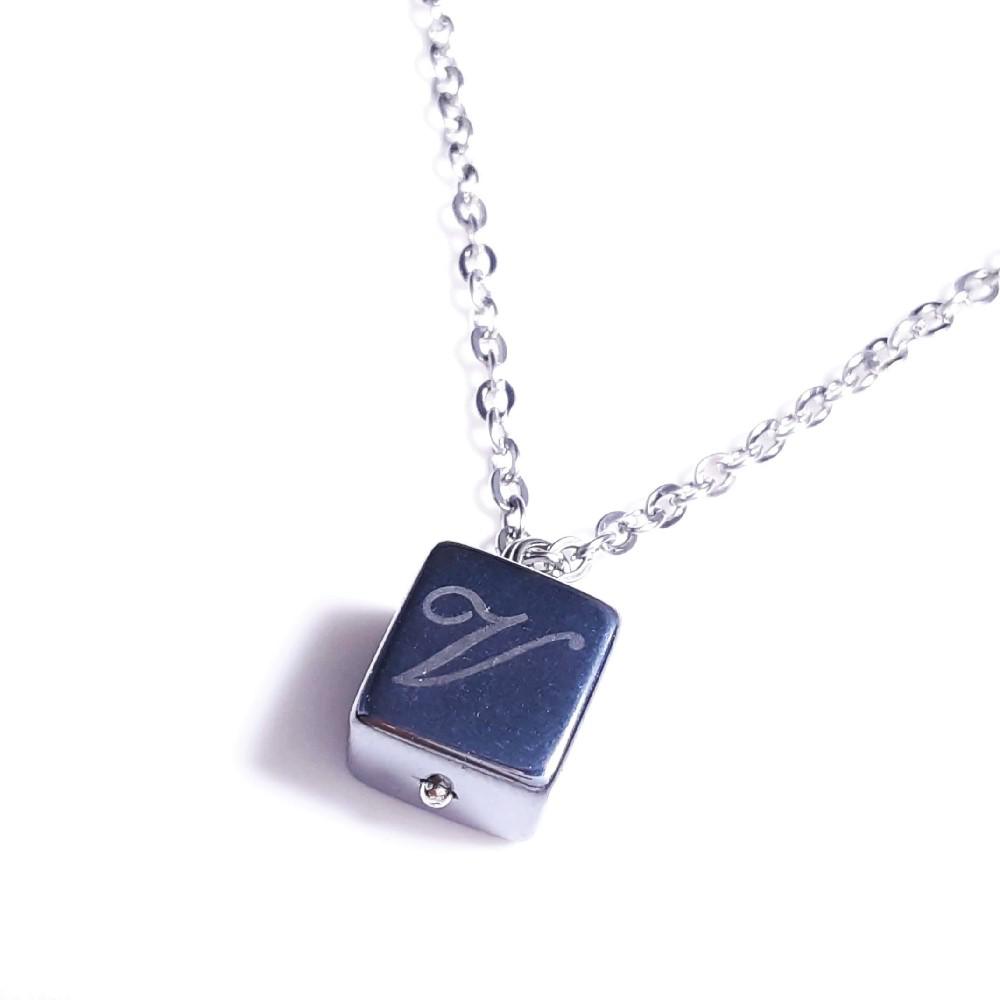 【お好きなアルファベット・数字を彫れるキューブテラヘルツのペンダントトップ】ペアネックレス♪ステンレスチェーン付 ギフト