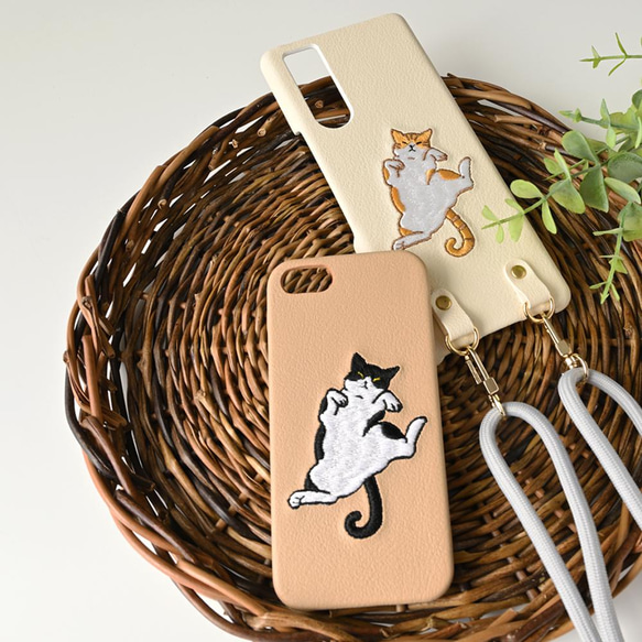 スマホケース 多機種対応 【 刺繍 へそ天 猫 】 ショルダーストラップ も対応 スマホショルダー  A146I 1枚目の画像