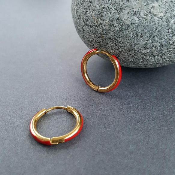 [2pcs] オール サージカル ステンレス フープピアス レッド 金属アレルギー対応 3枚目の画像