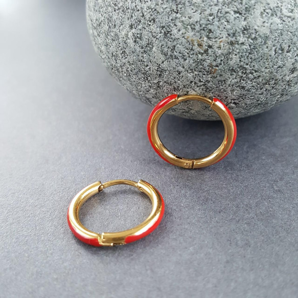 [2pcs] オール サージカル ステンレス フープピアス レッド 金属アレルギー対応 2枚目の画像