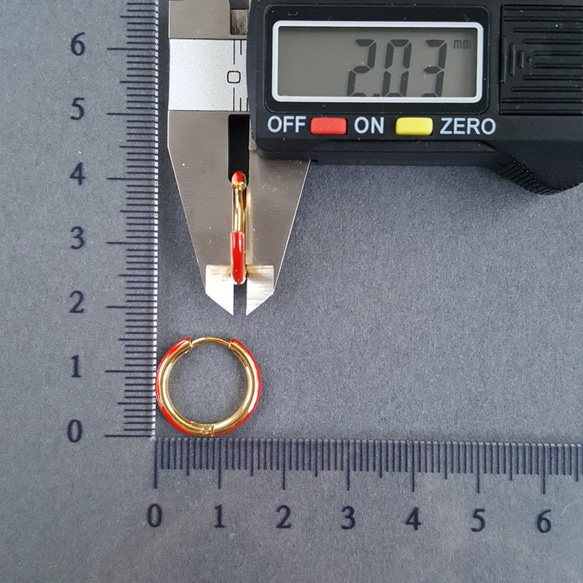 [2pcs] オール サージカル ステンレス フープピアス レッド 金属アレルギー対応 4枚目の画像