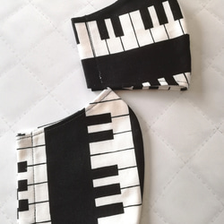 【ピアノ鍵盤柄】モノトーン　ピアノ鍵盤の立体マスク　白黒　ハンドメイド　手作りマスク 3枚目の画像