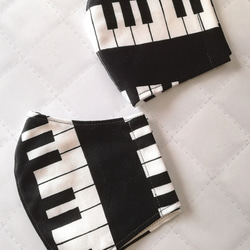 【ピアノ鍵盤柄】モノトーン　ピアノ鍵盤の立体マスク　白黒　ハンドメイド　手作りマスク 2枚目の画像